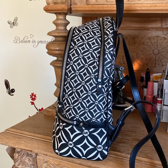 Michael Kors adjustable medium size backpack - Picture 3 of 15